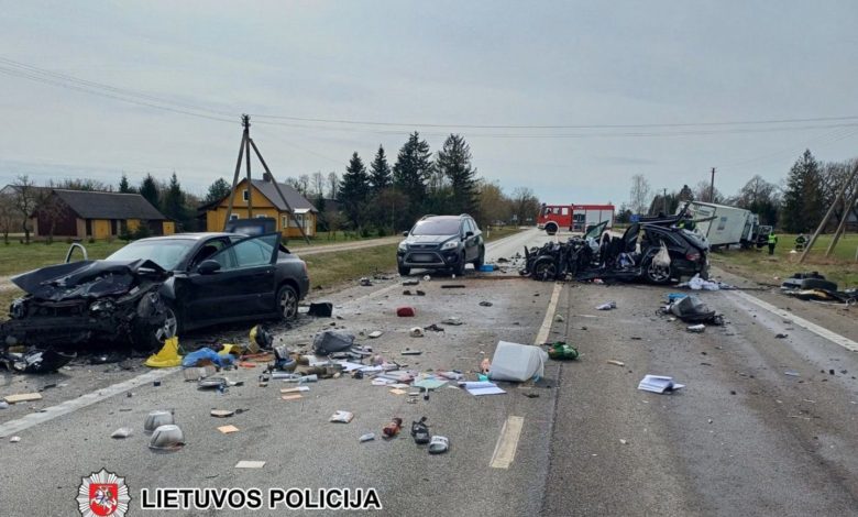 Tragedija kelyje „Via Baltica“: prie Panevėžio susidūrus sunkvežimiui ir 2 lengviesiems automobiliams, žuvo žmogus 1 via-baltica