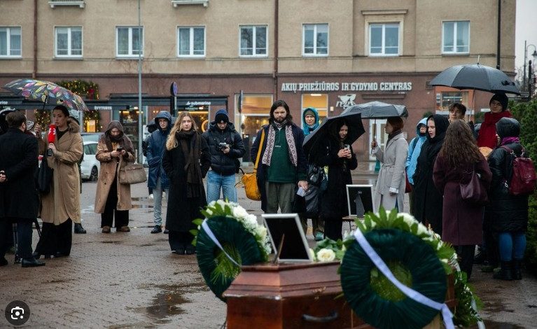 Neeiliniai vaizdai prie Seimo – pastatytas karstas ir vainikai: „Tai yra procesas, kai mes laidojame valstybę“ 1 seimas