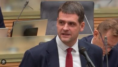 Triukšmas Seime kalbant Žemaitaičiui: skambėjo skanduotė „mulkis“, Šimonytė grojo tarškyne 2 zemaitaitis