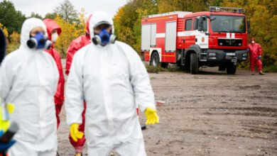 Vyriausybei pristatyta Civilinės saugos stiprinimo koncepcija 13 asmenys su kaukemis kostiumais gaisrininkai