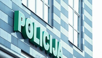 Sostinėje išaiškinti galimai daugiau nei 2,5 milijono eurų pasisavinę asmenys 3 policija uzrasas ant pastato
