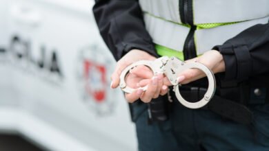 Pareigūnai demaskavo kelių parduotuvių kasininkes apgavusį vyrą 9 policijos pareigune antrankiai