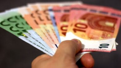 Moteris į namus atėjusiam sukčiui atidavė 10000 eurų 5 ranka pinigai eurai duoda pinigus