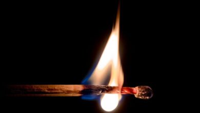 Sugėrovą padegusiam vyrui – areštas ir didžiulis ligonių kasos ieškinys 4 degantis degtukas dega